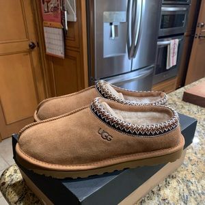 Men's Ugg slippers size 9. Tasman